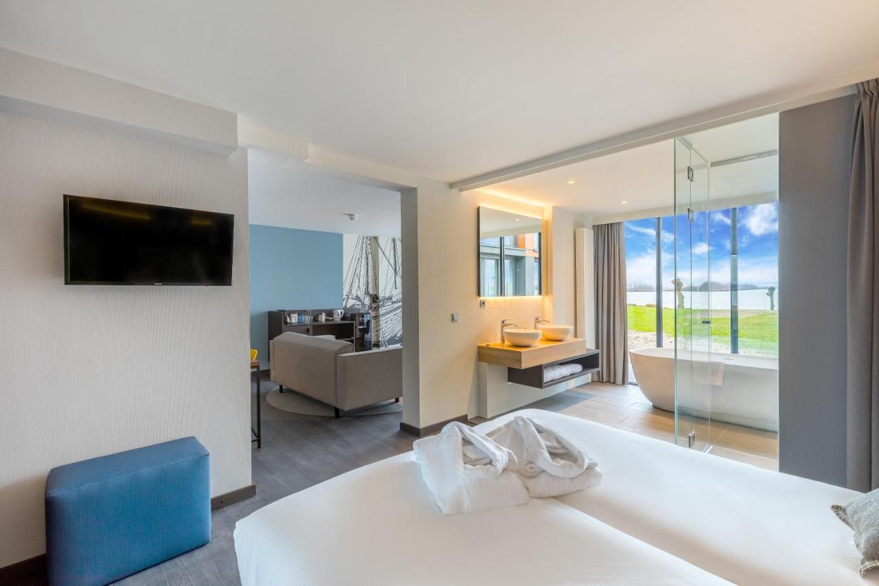 Suite with Lake View,968033008:JPEG